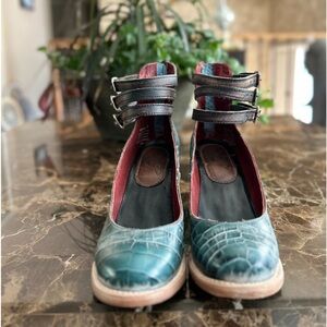 Freebird Randi’s size 7 blue crock